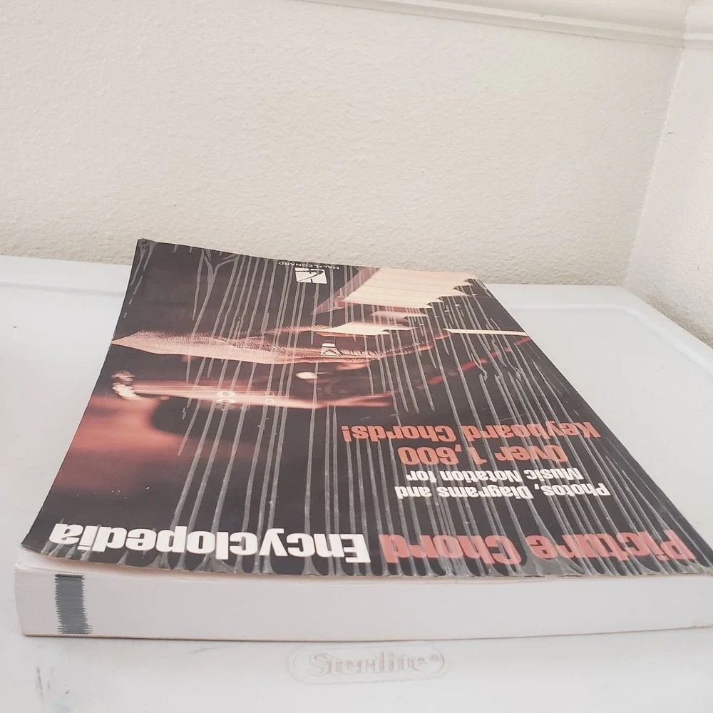 Hal Leonard Picture Chord Encyclopedia Over 1,600 Keyboard Chords Book